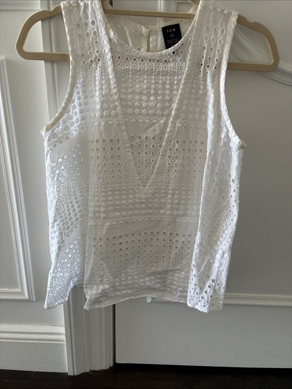 Barneys New York CO-OP White Eyelet V-Neck Sleeveless Tank